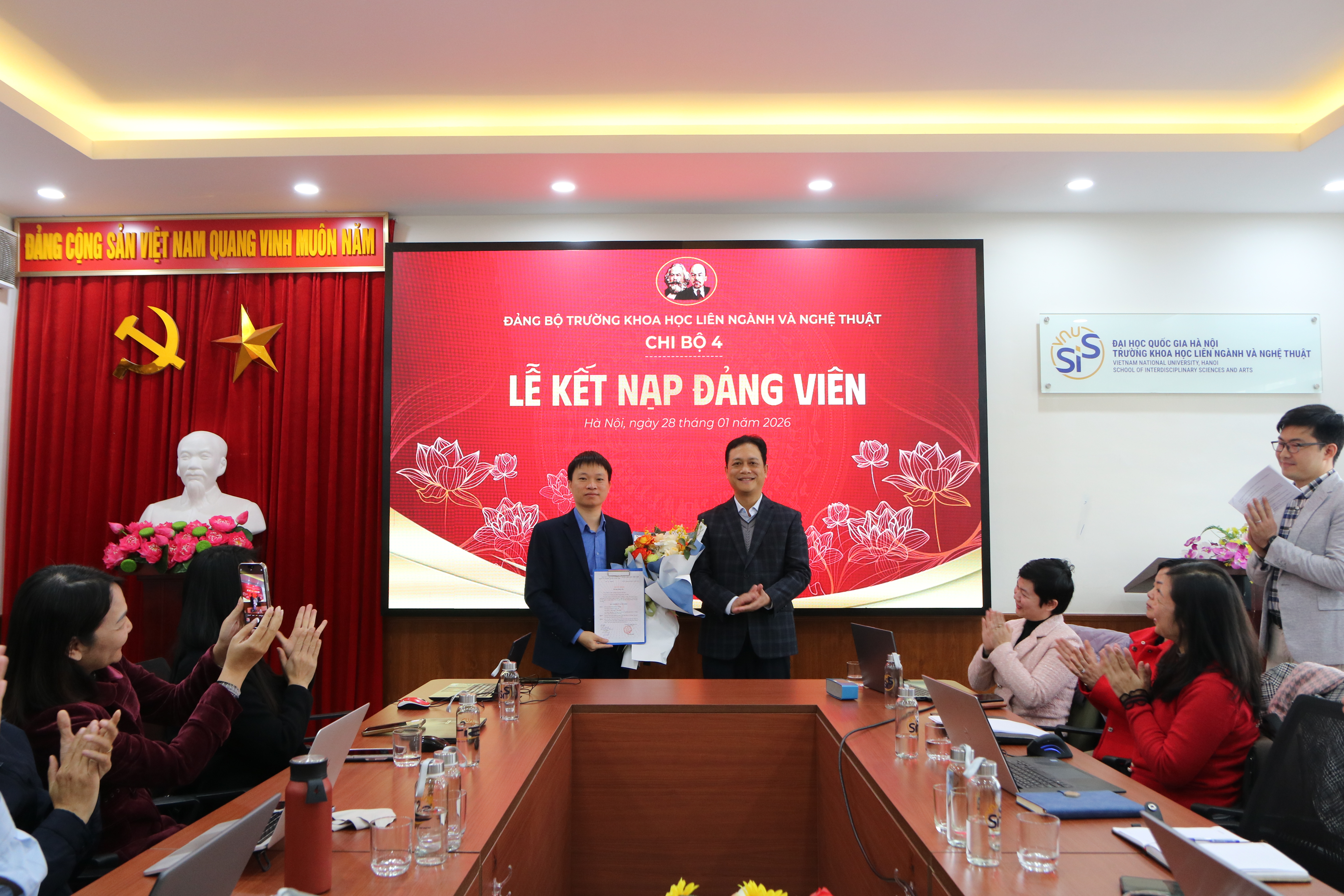 Lễ kết nạp Đảng viên Dương Văn Hào của chi bộ 4 - Đảng bộ Trường Khoa học liên ngành và Nghệ thuật